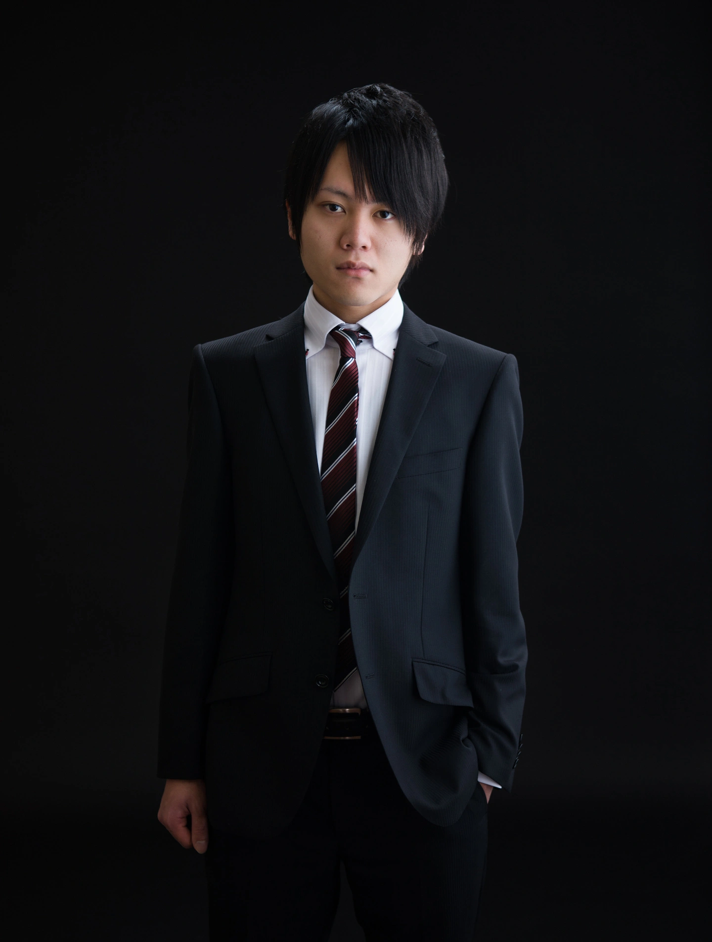 落ち着いた光で写す、スーツ姿の成人記念写真