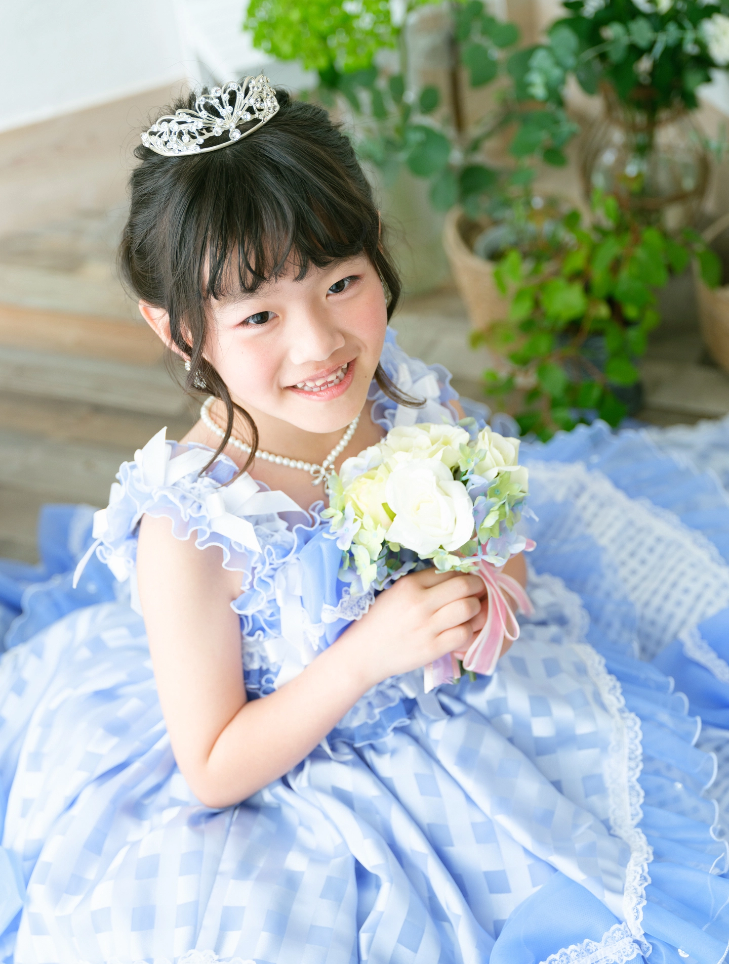 七五三 女の子 水色ドレス ブーケを持った記念撮影