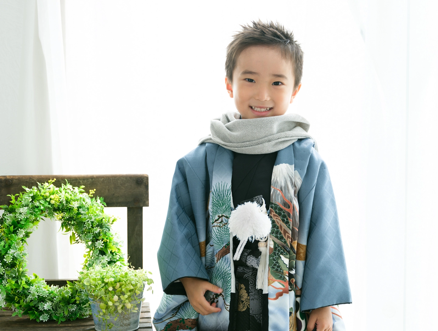 七五三 男の子 着物 リースを添えた記念撮影