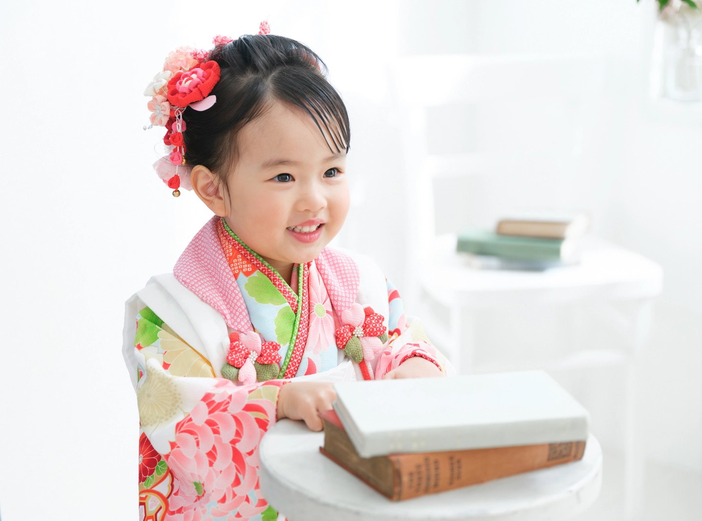 七五三 女の子 ピンク着物 本を持った記念撮影