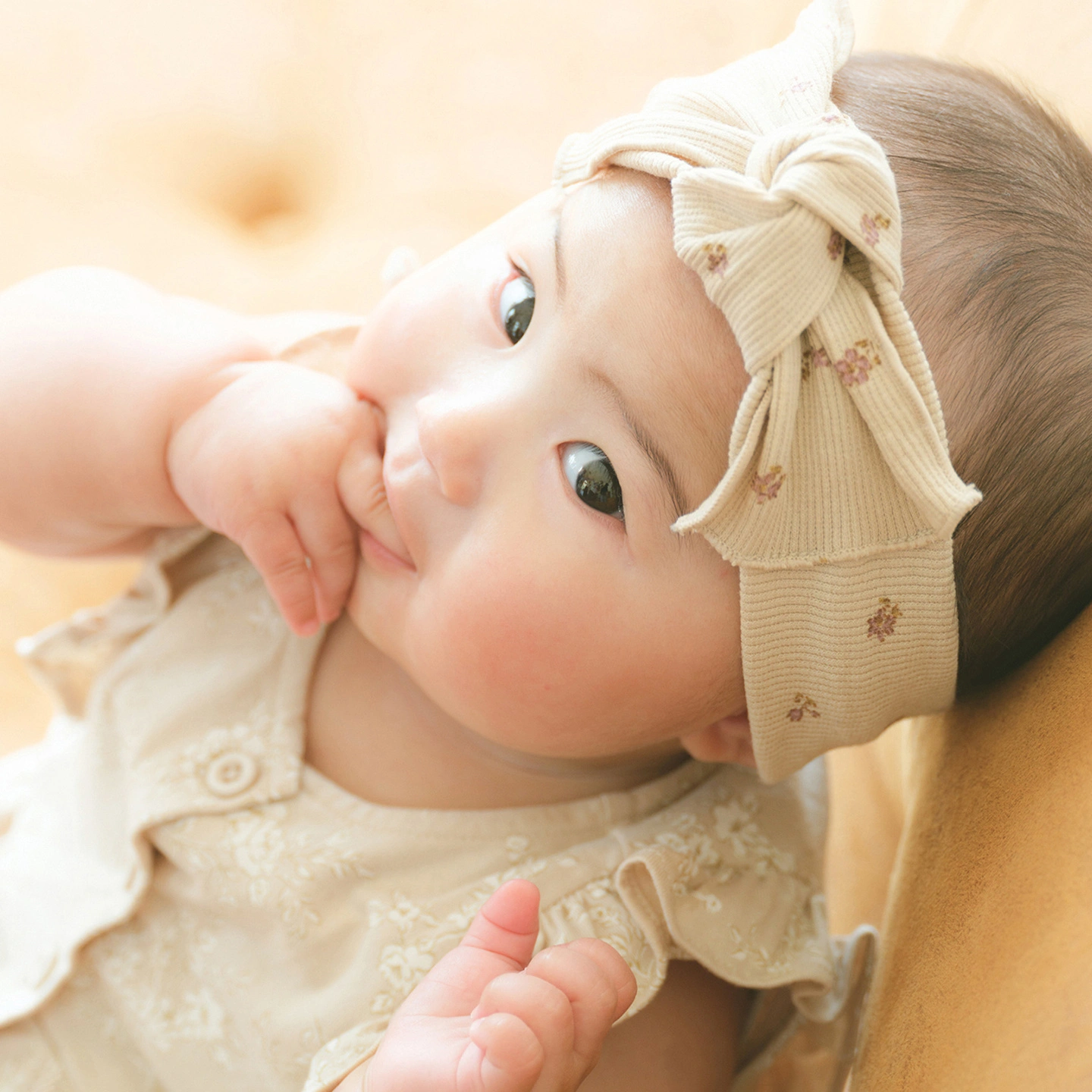 赤ちゃんの横顔と小さな表情