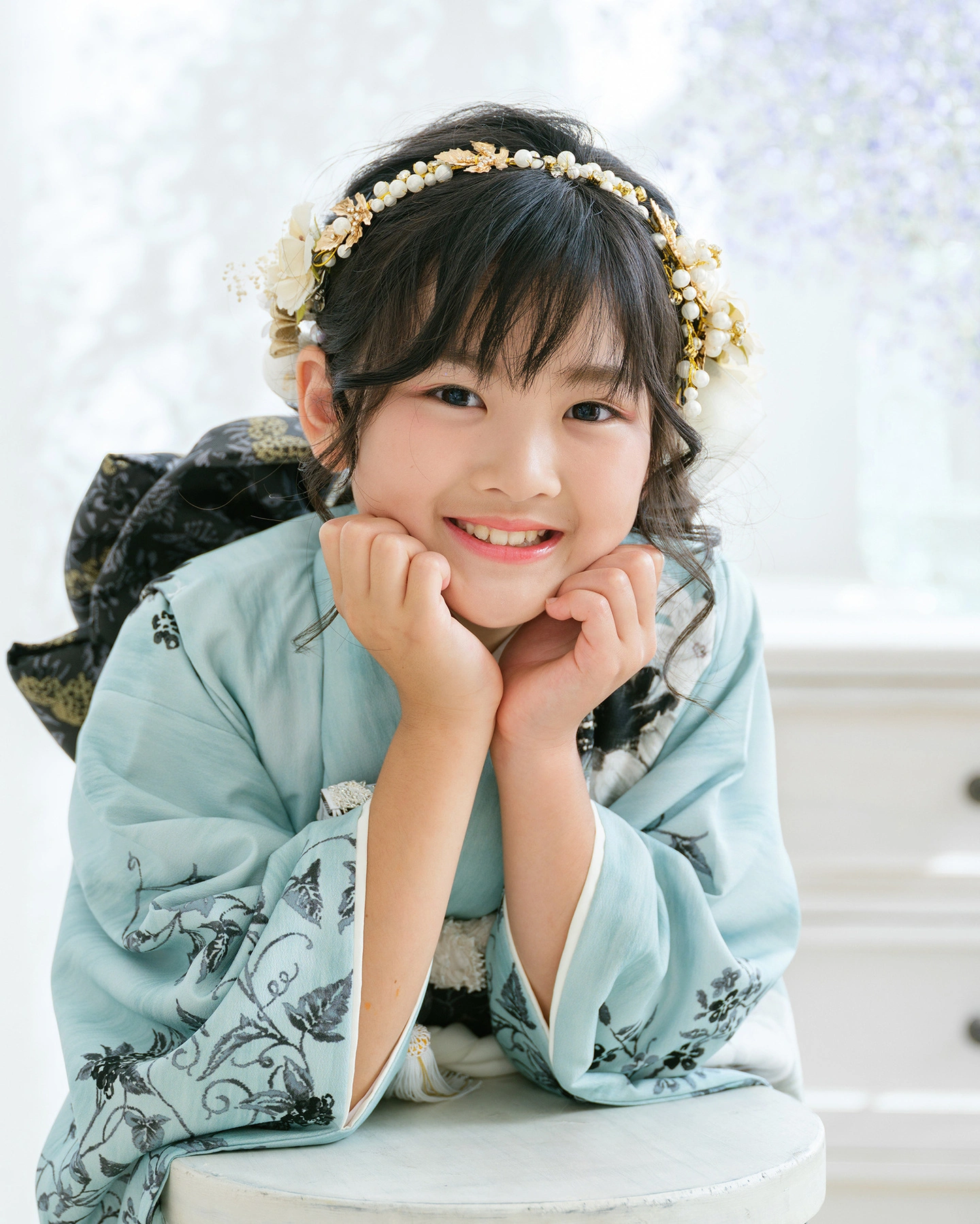 七五三の着物姿で笑顔を見せる女の子