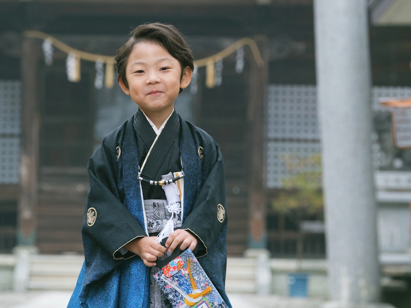 神社での七五三の記念写真