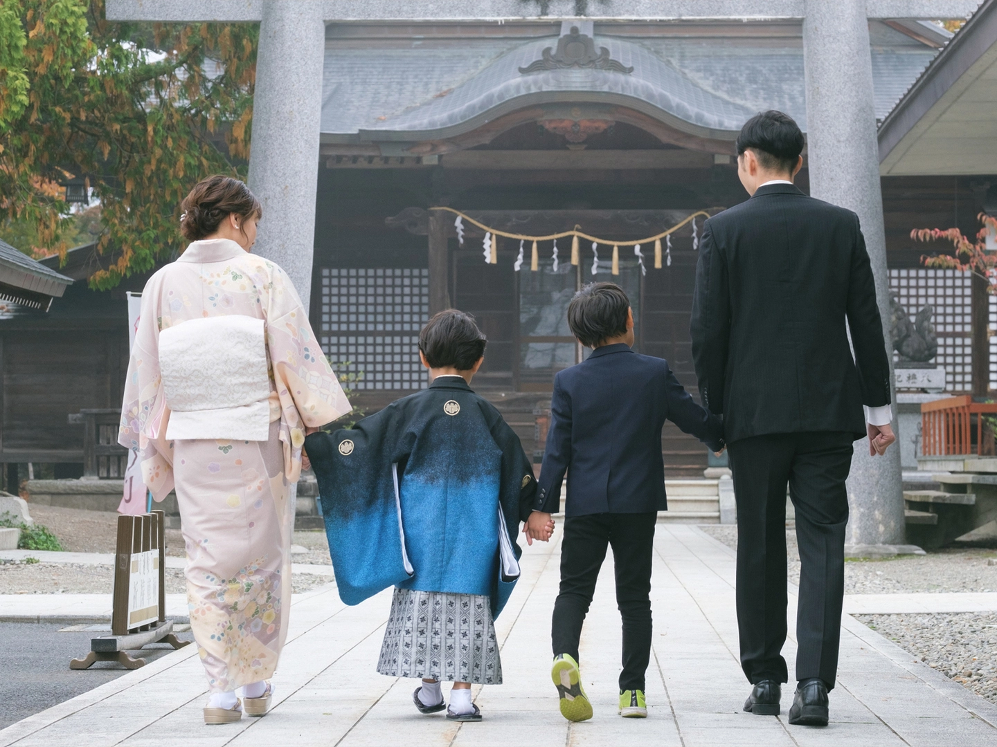 ご家族で神社へお参りする七五三