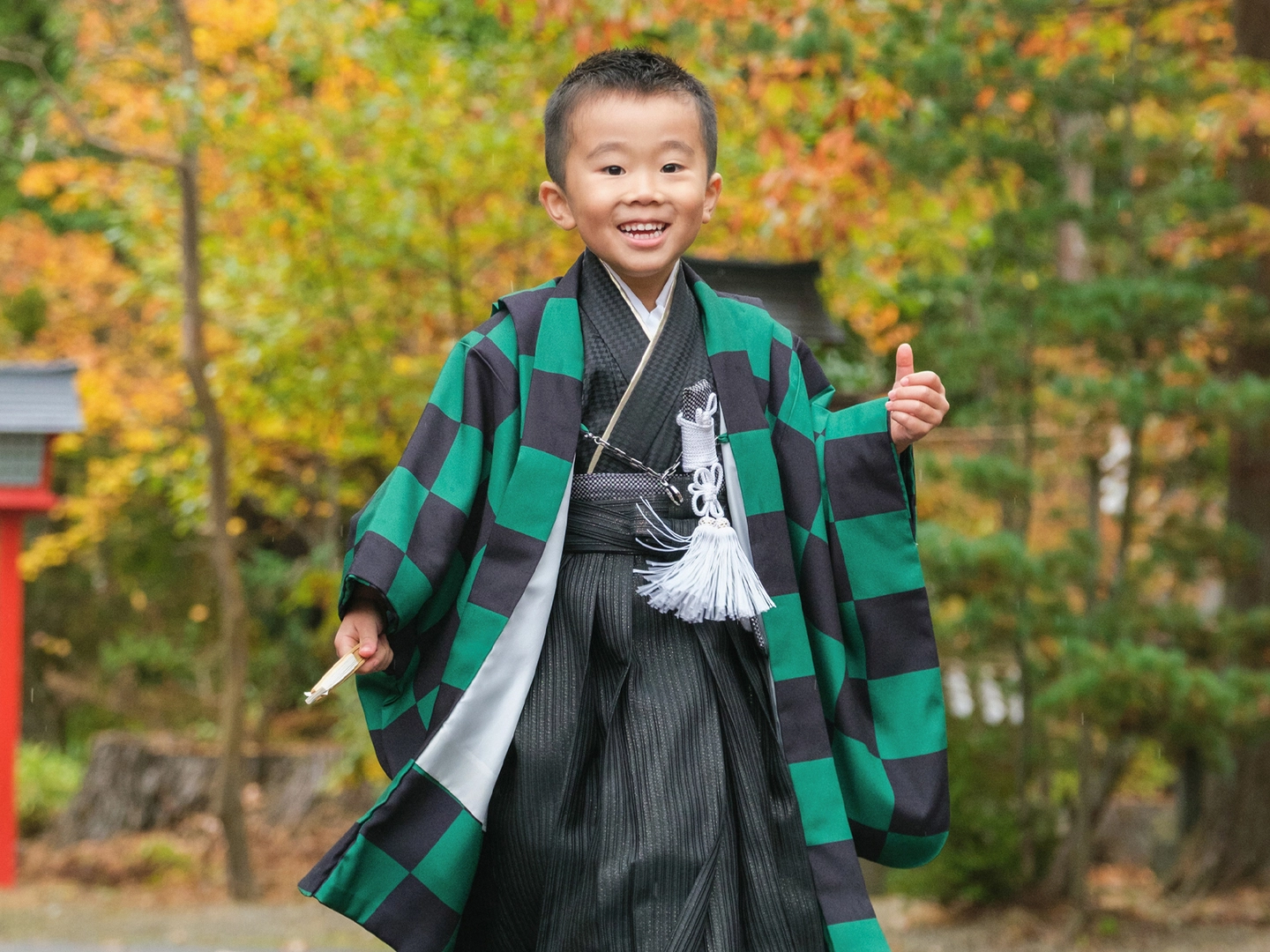 紅葉の中での七五三ロケ撮影