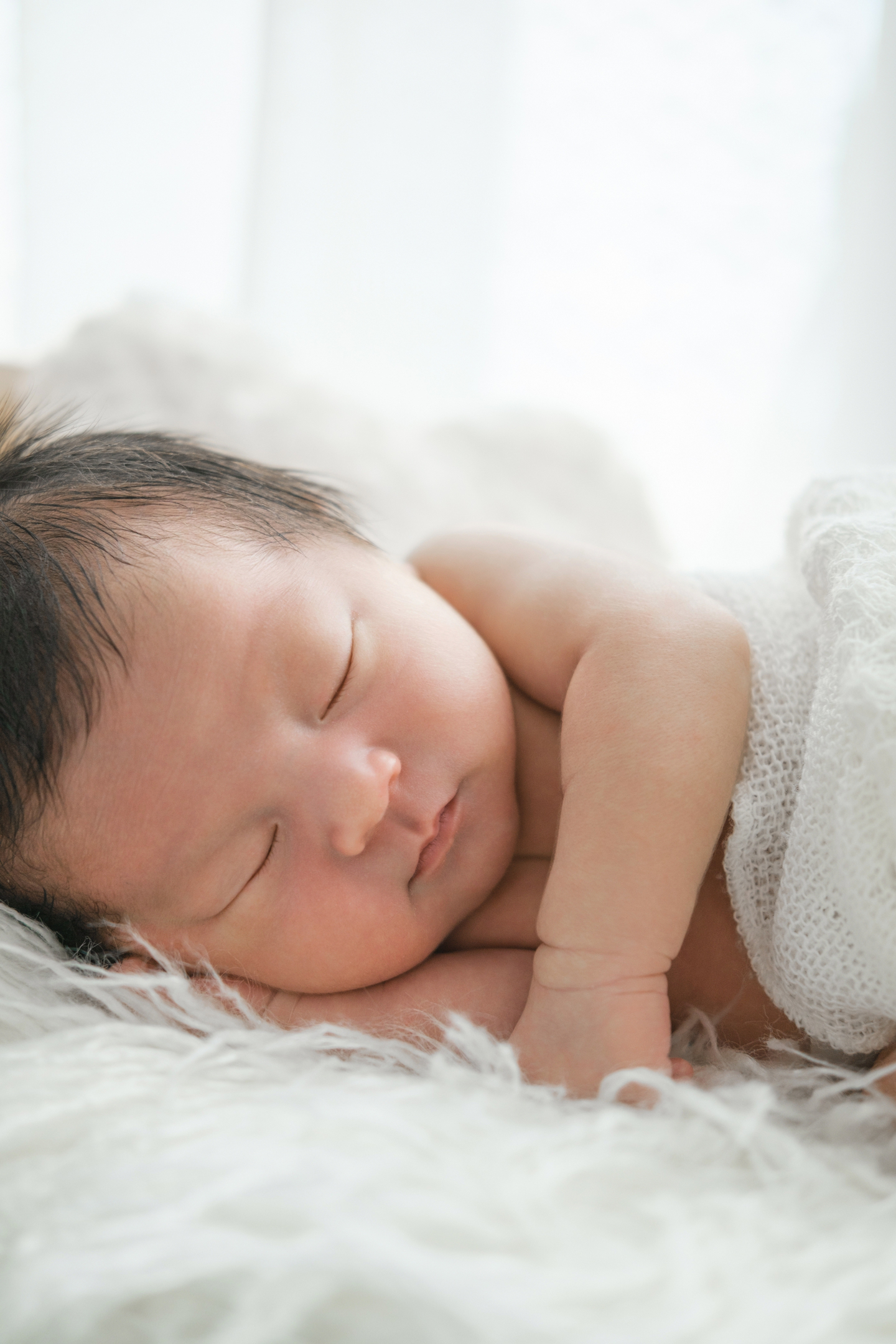 静かに眠る、生まれたばかりの赤ちゃん