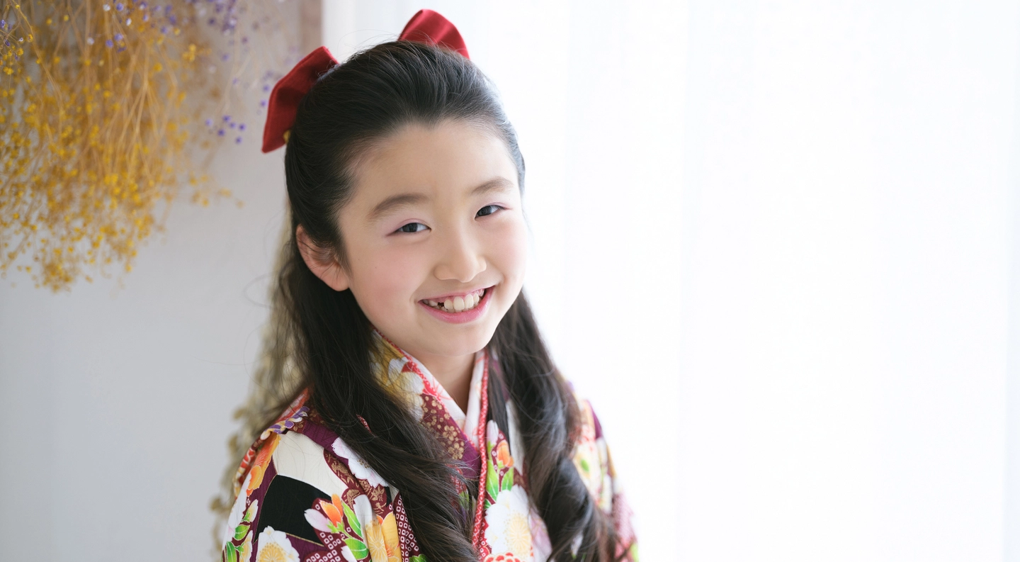 着物姿で笑顔を見せる10歳の記念写真
