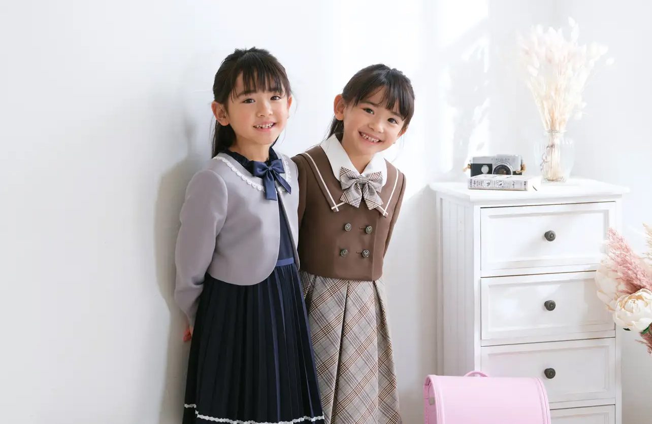 入学記念の写真を撮る男の子と女の子