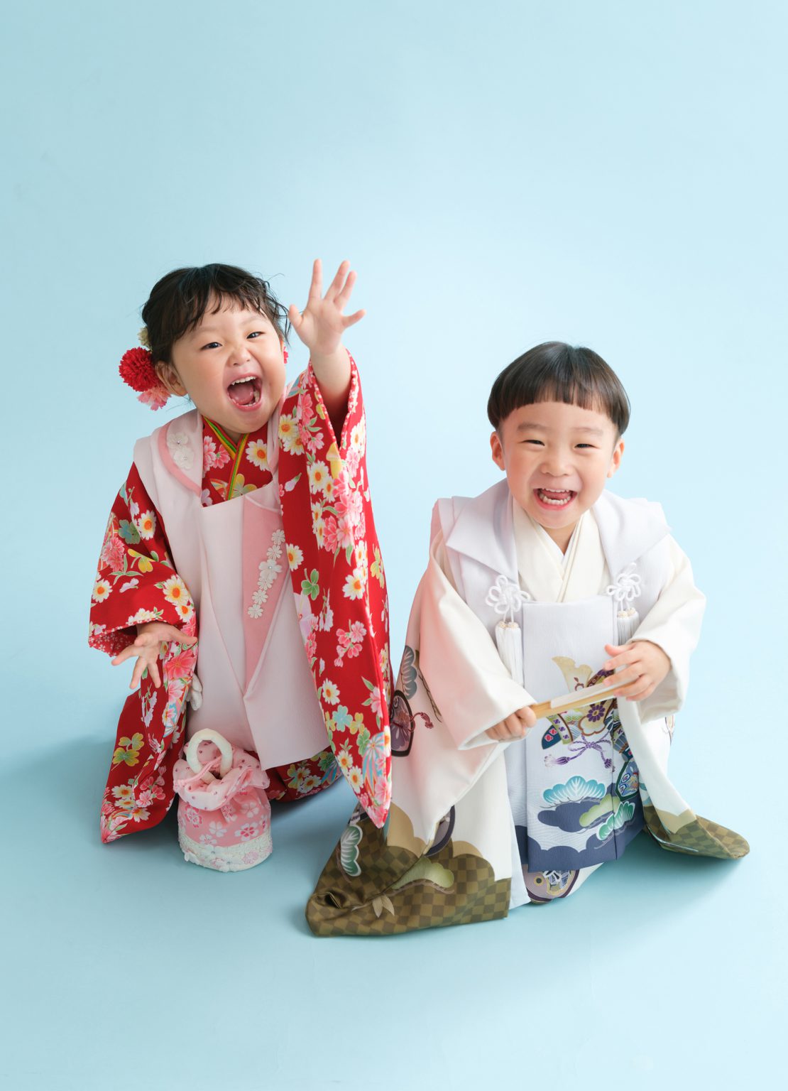 着物と羽織袴で並んで笑う七五三のお子さまたち