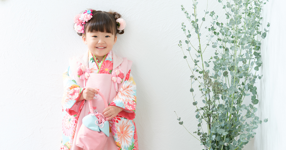 3歳七五三で笑顔を見せる女の子のアップ写真