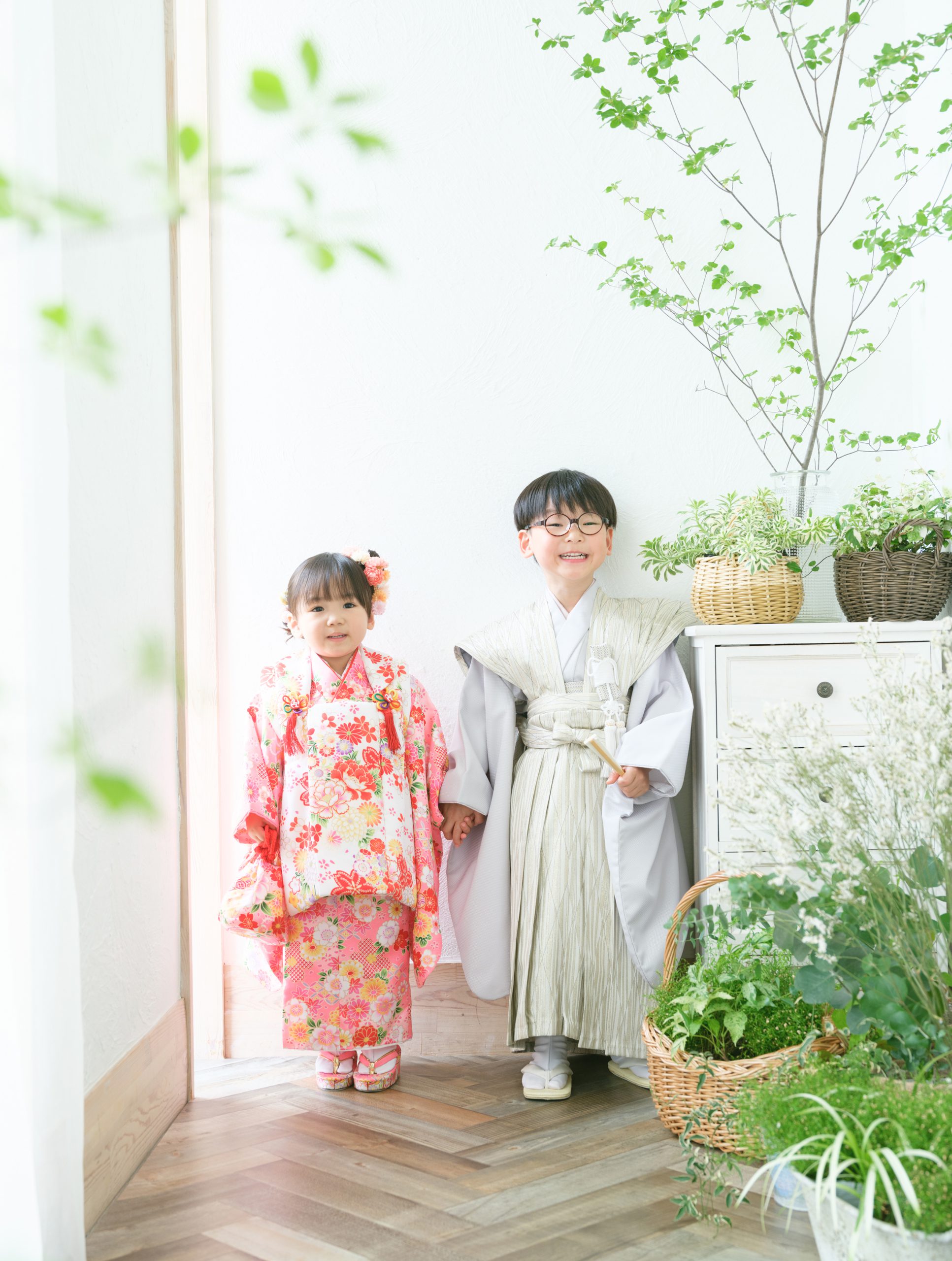 七五三準備チェックリストを確認するママと子ども