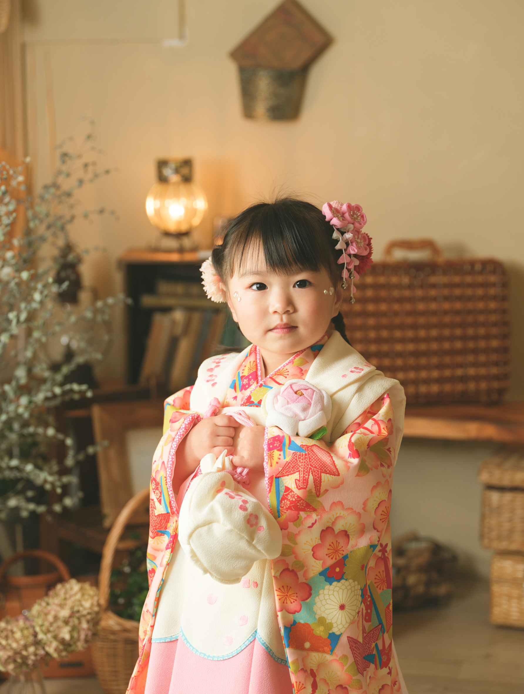 3歳女の子の七五三・ピンクの着物で微笑む姿