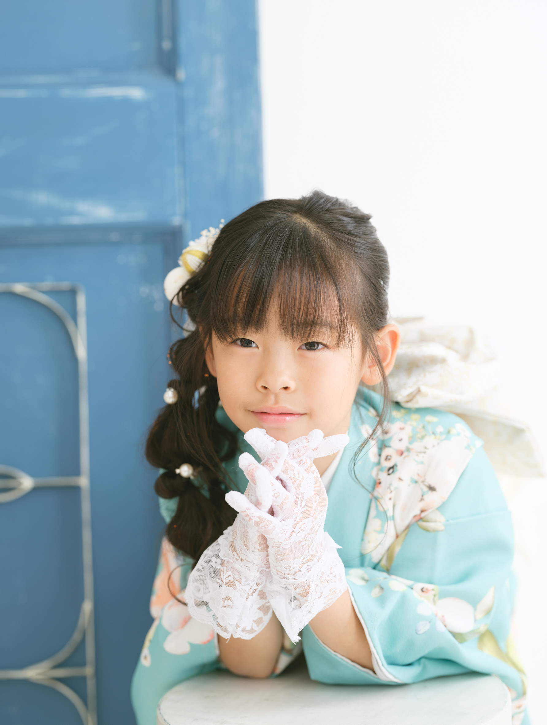 七五三7歳の女の子がミントグリーンの着物で微笑む記念写真｜佐直写真館