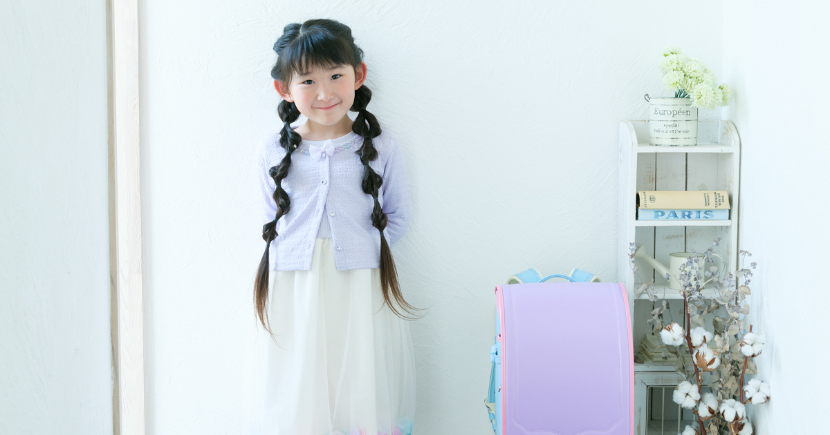 卒園と入学を一緒に撮影した女の子の記念写真