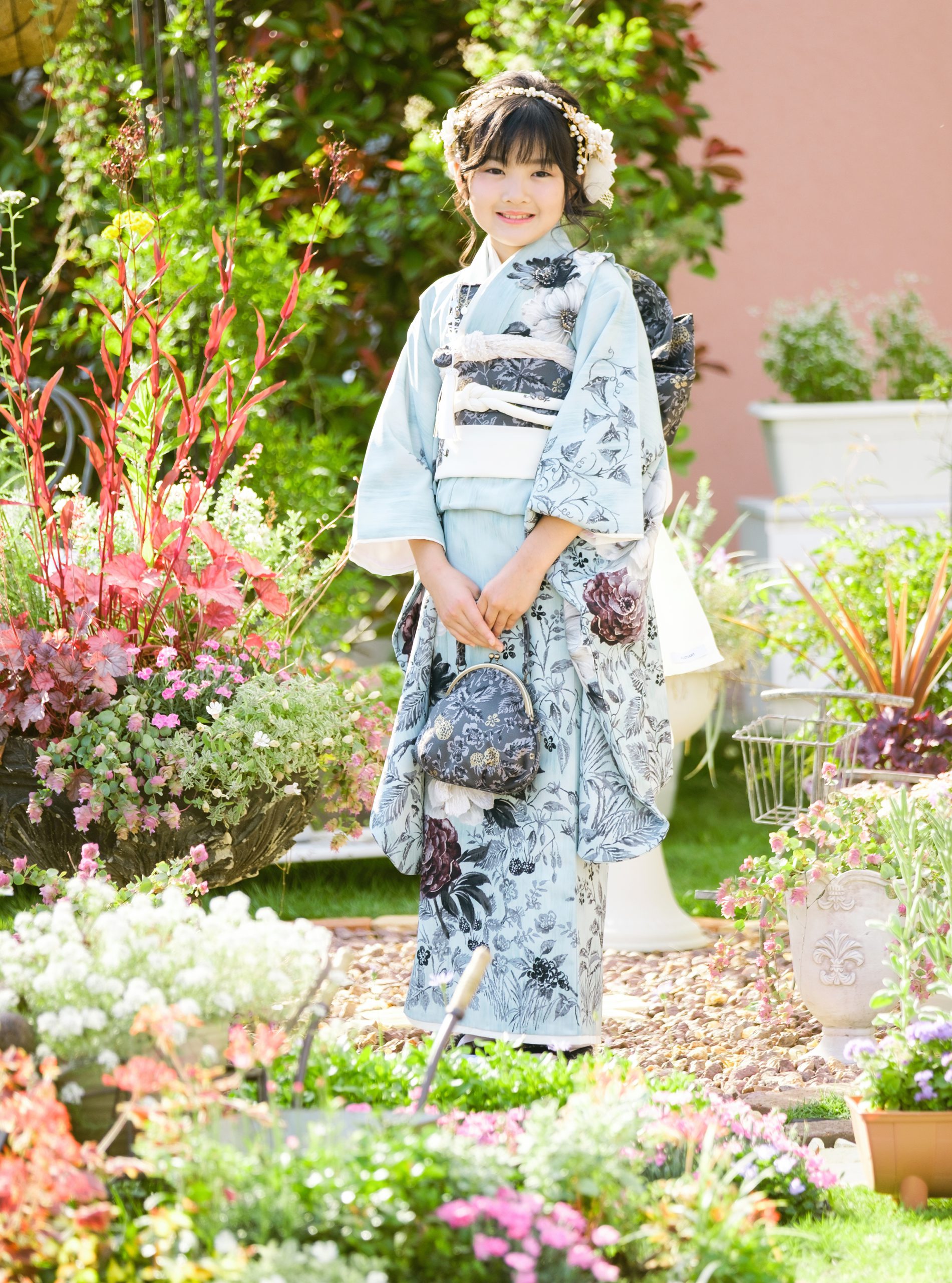 水色の着物で立つ7歳の七五三