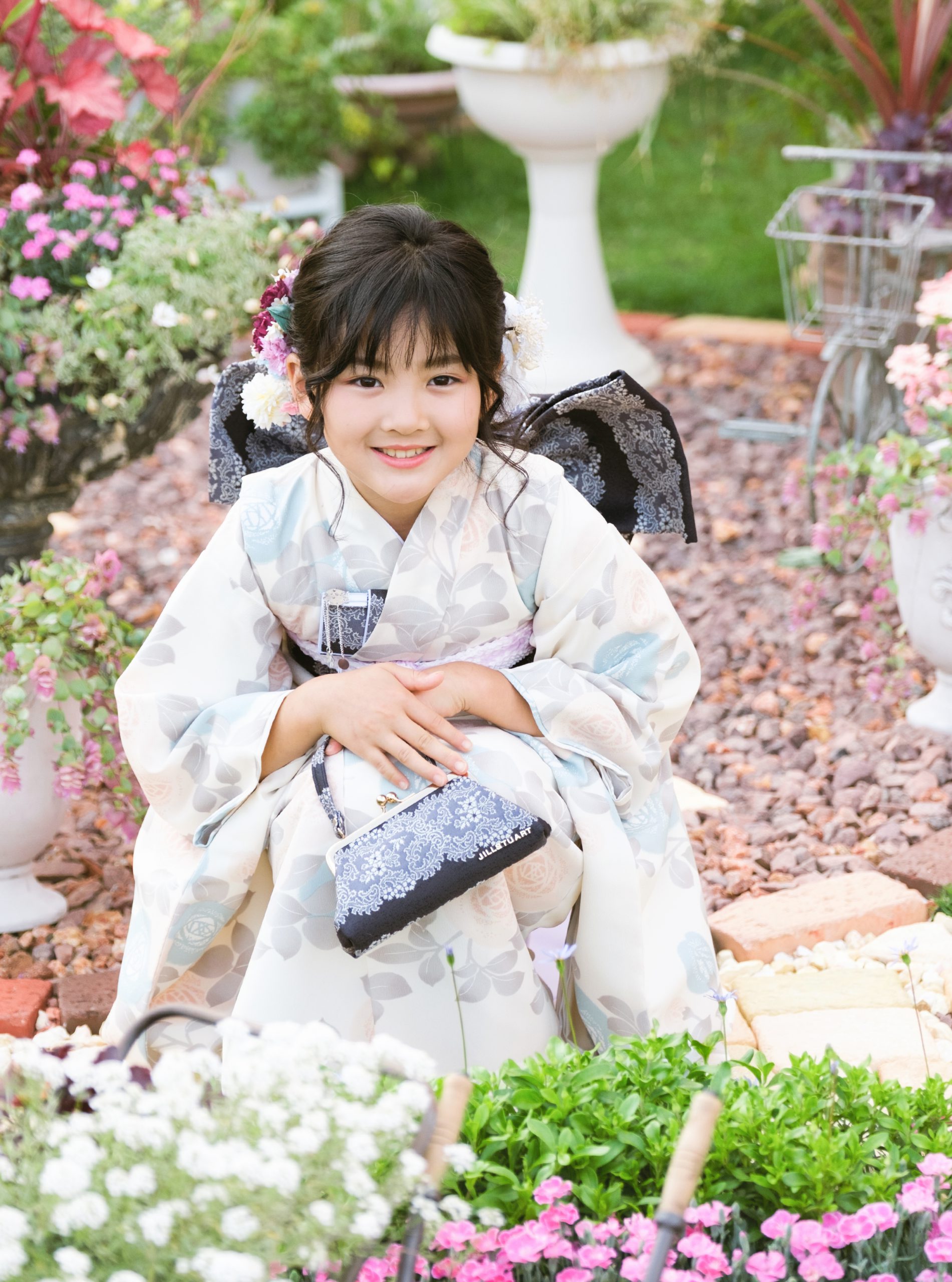 季節の花に囲まれた七五三撮影